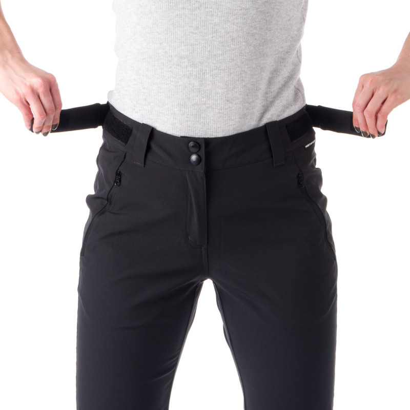 Dámské kalhoty elastické prodloužené AUDRINA - <ul><li>Dámské strečové tkané kalhoty s hydrofobní úpravou, odolávající vhlku i větru</li><li> Vynikající a trendy univerzální kalhoty vhodné do každého počasí</li><li> Technický a pohodlný střih</li>