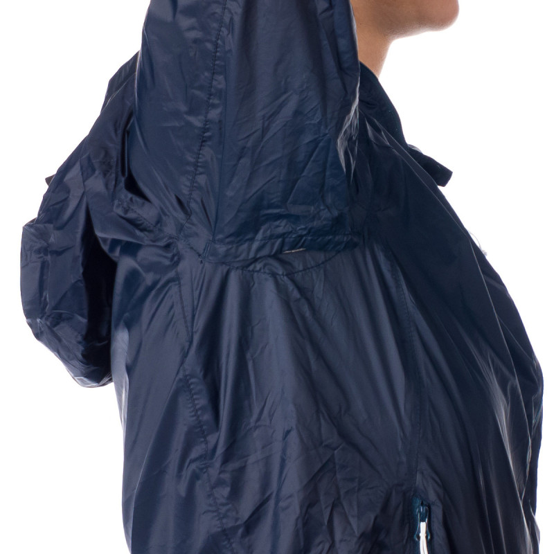NORTHCOVER 2L vízálló női dzseki - <ul><li>A könnyű, szél- és vízálló NORTHCOVER sürgősségi kabát kapucnival a saját zsebébe csomagolható</li><li> Bármit is csinálsz, bárhol is legyél, a NORTHCOVER kabát szárazon tart és nem engedi, hogy a szél áthatoljon rajta</li><li> Terepen csak az számít, amit magaddal viszel! Fél liter alatti térfogatú kis zacskóba csomagolva egész évben az alapfelszerelés része</li>